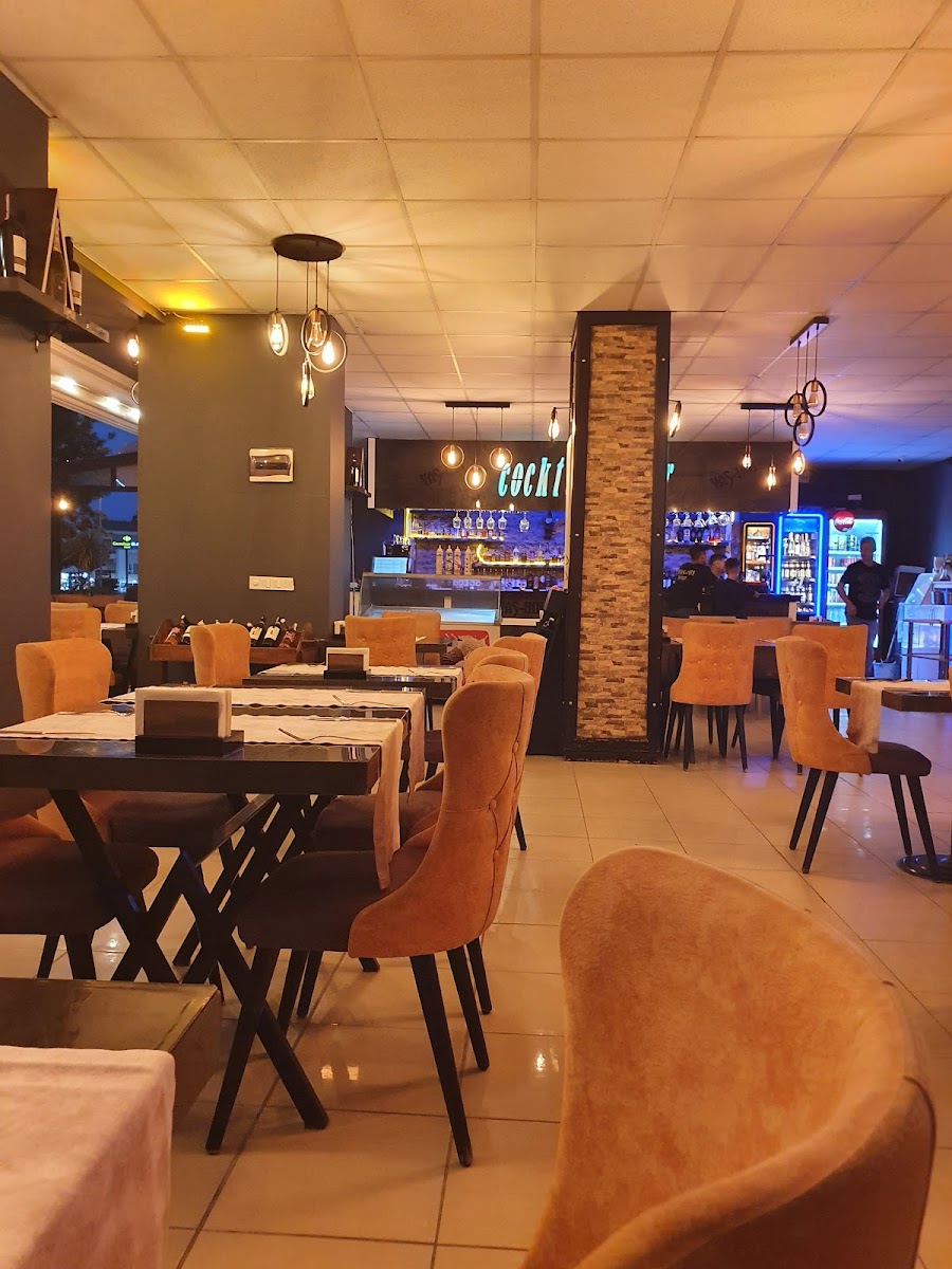 U2 Leon Cafe Bar Didim